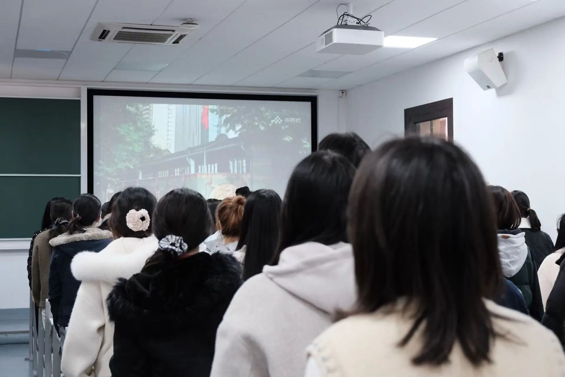 图2 齐唱国歌.png 图2 齐唱国歌.png